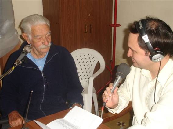 Raúl Alcain, en su última intervención en “Presencia Vasca”, junto a su nieto Federico, en oportunidad del programa 18º aniversario (foto Presencia Vasca)
